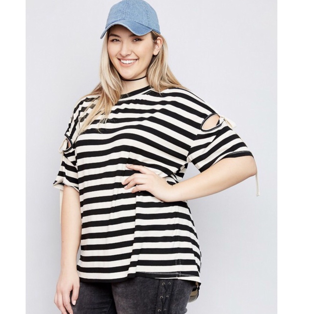 🆕 PLUS SIZE!!!  Stripe Top w/ Shoulder Dtetails